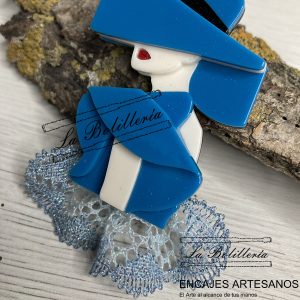 Broche Chica de Azul - Encajes Artesanos - El Arte al alcance de tus manos