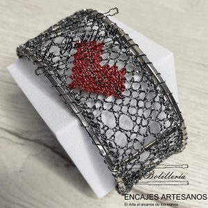 Pulsera Rígida Corazón Rojo - Encajes Artesanos - El Arte al alcance de tus manos