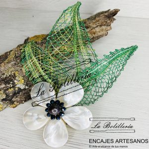 Broche Flor con Hojas - Encajes Artesanos - El Arte al alcance de tus manos